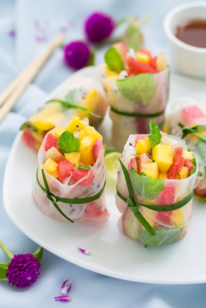 Rouleaux de printemps aux fraises et aux fruits exotiques