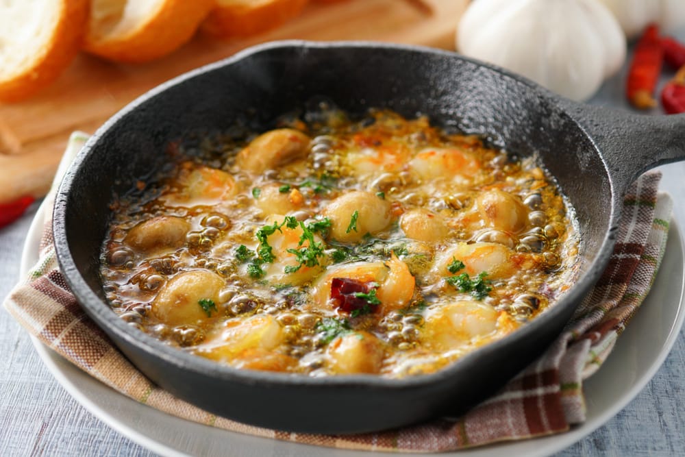 Poêlée de champignons et gambas flambées au pastis