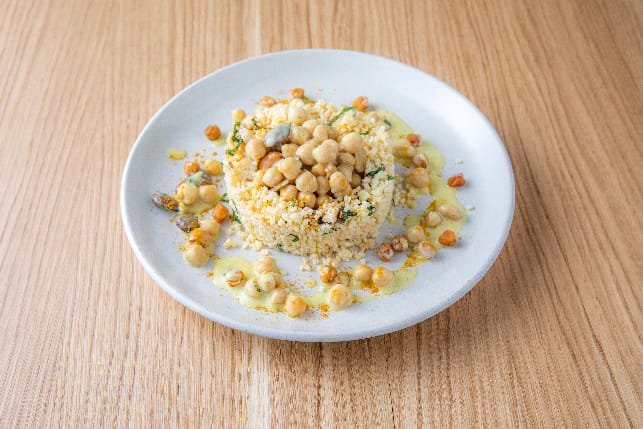 Curry jaune de pois chiches aux légumes d'été et millet façon pilaf