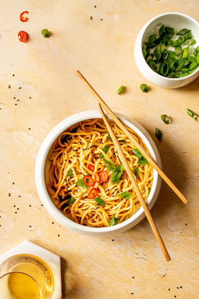 Nouilles aux légumes sauce cacahuètes à l'orange