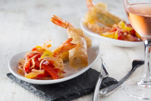 Croustillant de gambas au basilic, piperade comme au Pays Basque