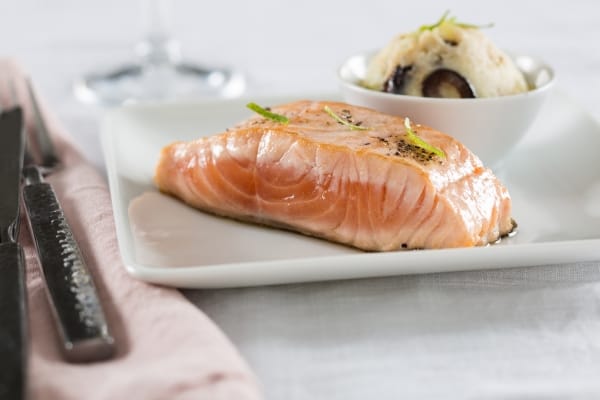 Saumon juste saisi et sa chips croquante, chou noir éphémère émulsion de coquillages