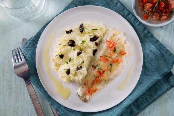 Filet de daurade sauce vierge au basilic, écrasé de pommes de terre aux olives et ciboulette
