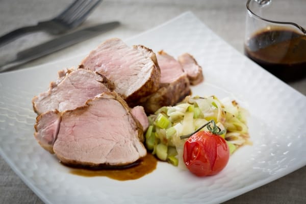 Filet mignon poélé, réduction de miel et sauce soja, émincé de poireaux et champignons