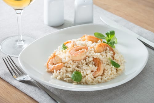 Risotto safrané au bouillon de coquillages, gambas poêlées