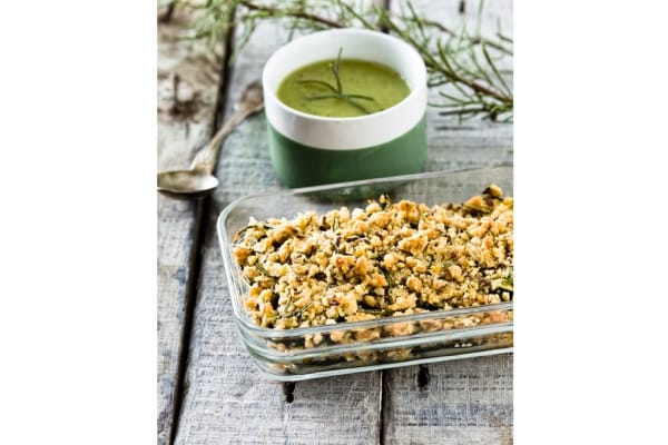 Gaspacho andalou et crumble salé au romarin