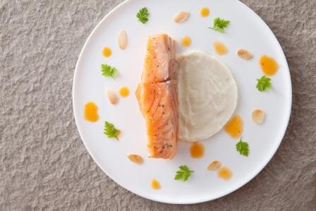 Dos de saumon piqué au saumon fumé, purée fine de chou-fleur aux amandes, vinaigrette perlée d'huile de homard