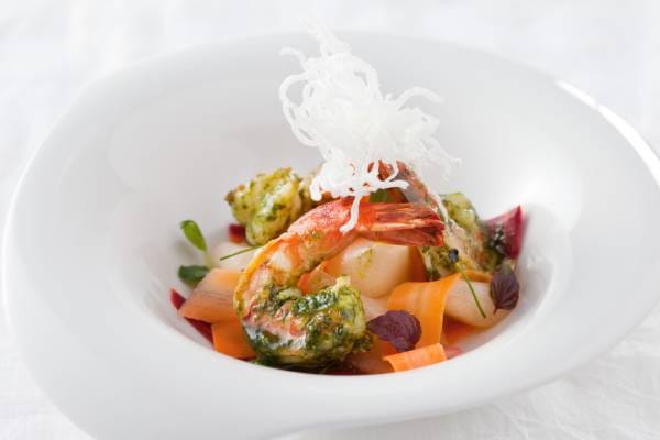 Gambas rôties au curry vert, croquant de légumes acidulés