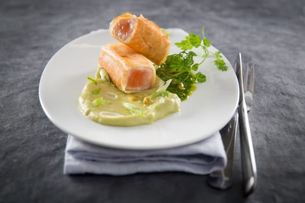 Croustillant de saumon au curry, mousseline d'avocat et vinaigrette passion-coriandre