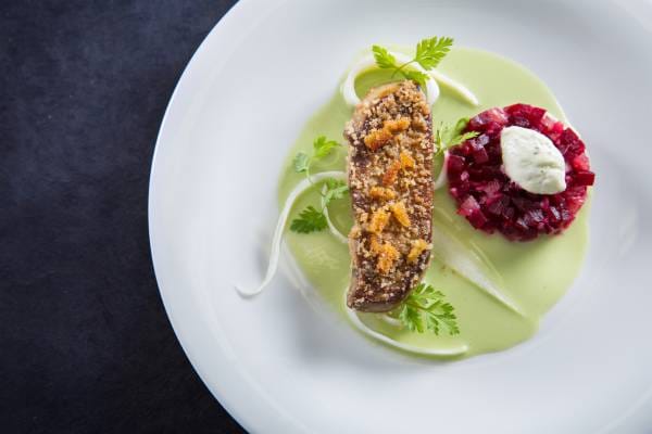 Foie gras de canard poêlé, condiment rouge acidulé et coulis de salade