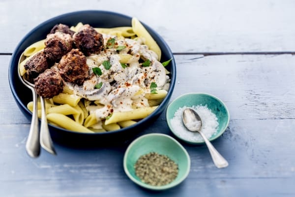 Boulettes de boeuf moelleuses, crème de champignons et penne