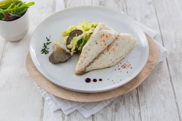 Filet de daurade rôti, écrasé de céleri rave, beurre blanc aux herbes fraîches.