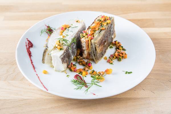 Rôti de sandre farci aux herbes et légumes racines, mille feuille de légumes