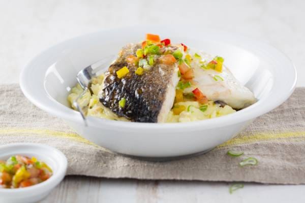 Filet de bar, purée de panais, sauce vierge et fraîcheur de betterave chioggia et carottes de couleur