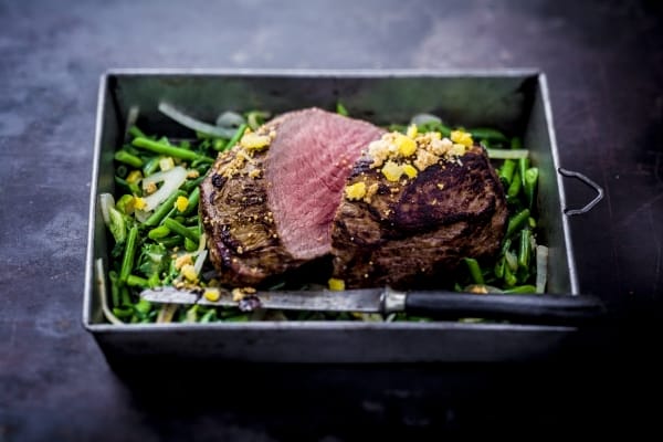 Quasi de veau rôti, crumble noisette et citron, poêlée d'haricots verts à la française