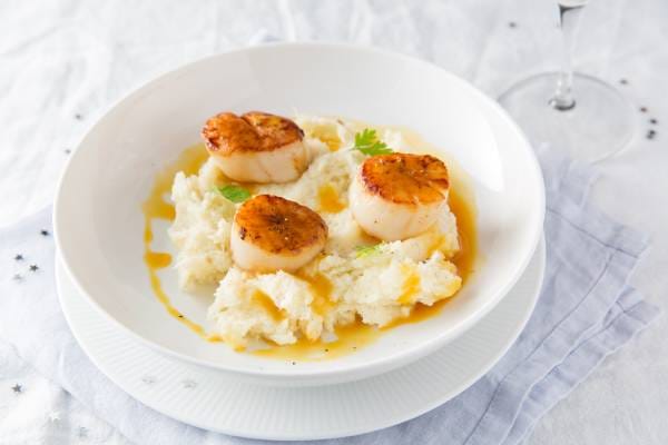 Noix de Saint-Jacques rôties, purée de panais à la vanille, jus d'agrumes et jus de carotte