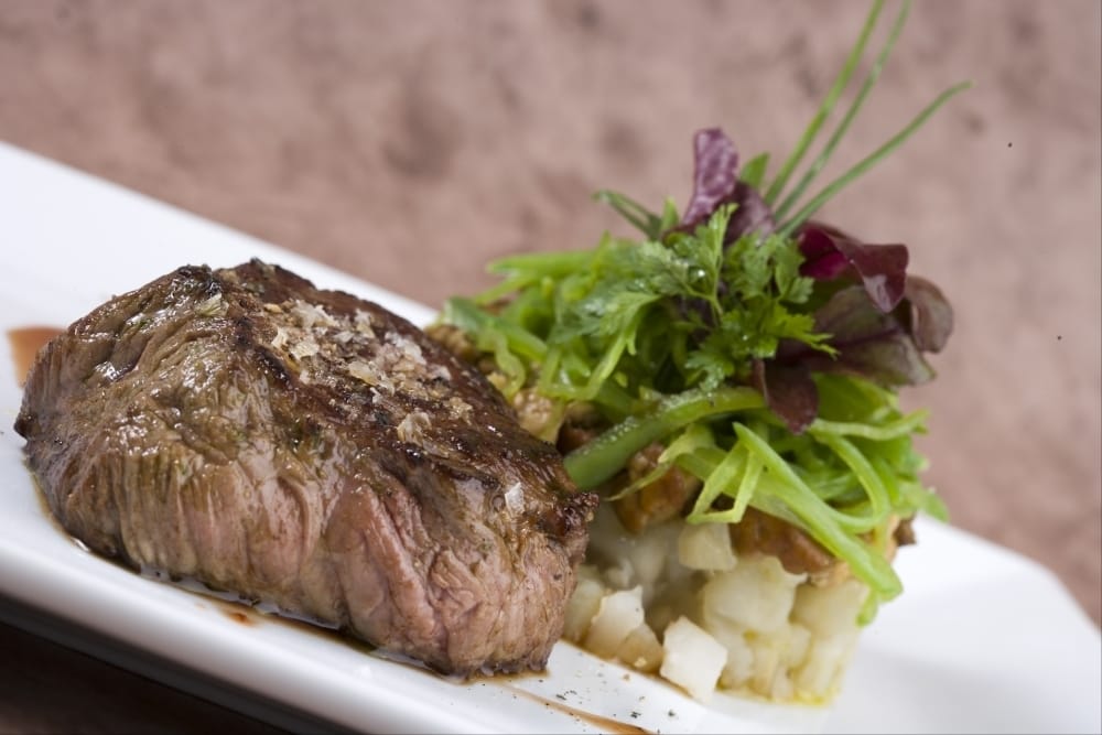 Pavé de boeuf flambé au cognac, gâteau de topinambours au foie gras
