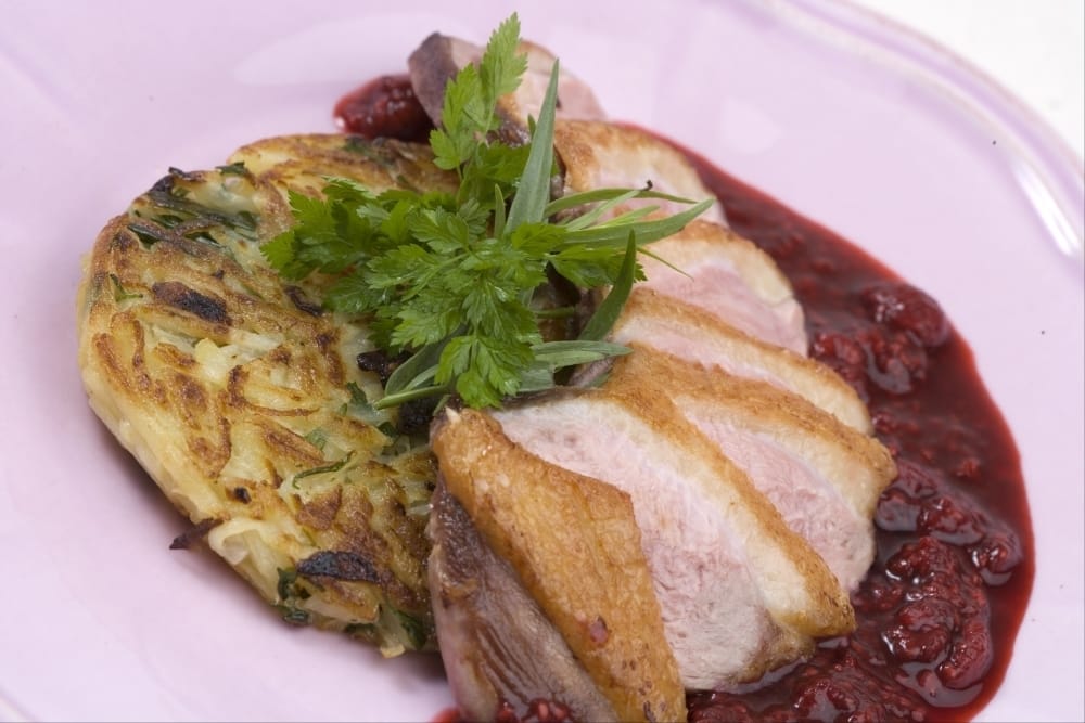 Filet de canette à la framboise, pommes de terre darphin