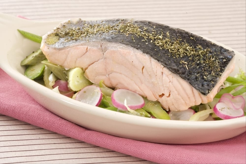 Saumon cuit la vapeur de menthe, salade croquante de soja et tomates cerises Saumon cuit la vapeur de menthe, salade croquante de soja et tomates cerises