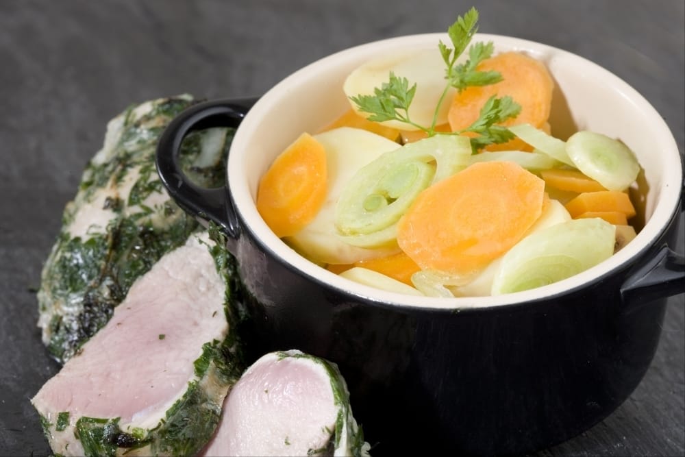 Filet mignon en croûte d'herbes et légumes en cocotte