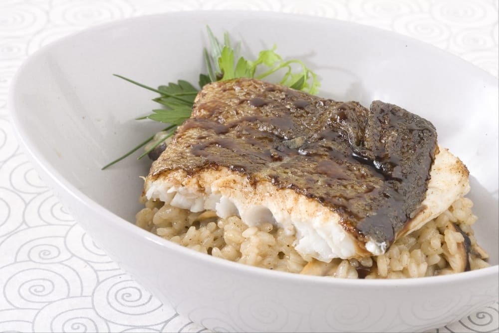 Dos de cabillaud laqué au miel de soja, risotto aux champignons