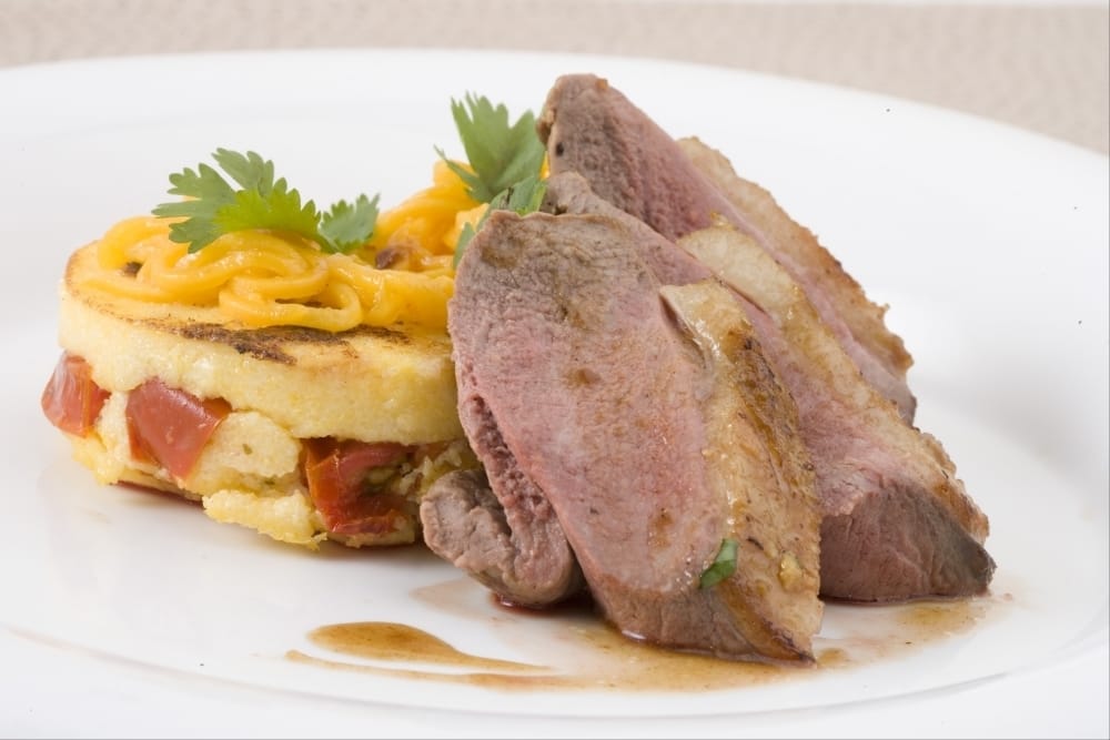 Filet de canette rôti aux mangues, croustillant de polenta aux tomates confites