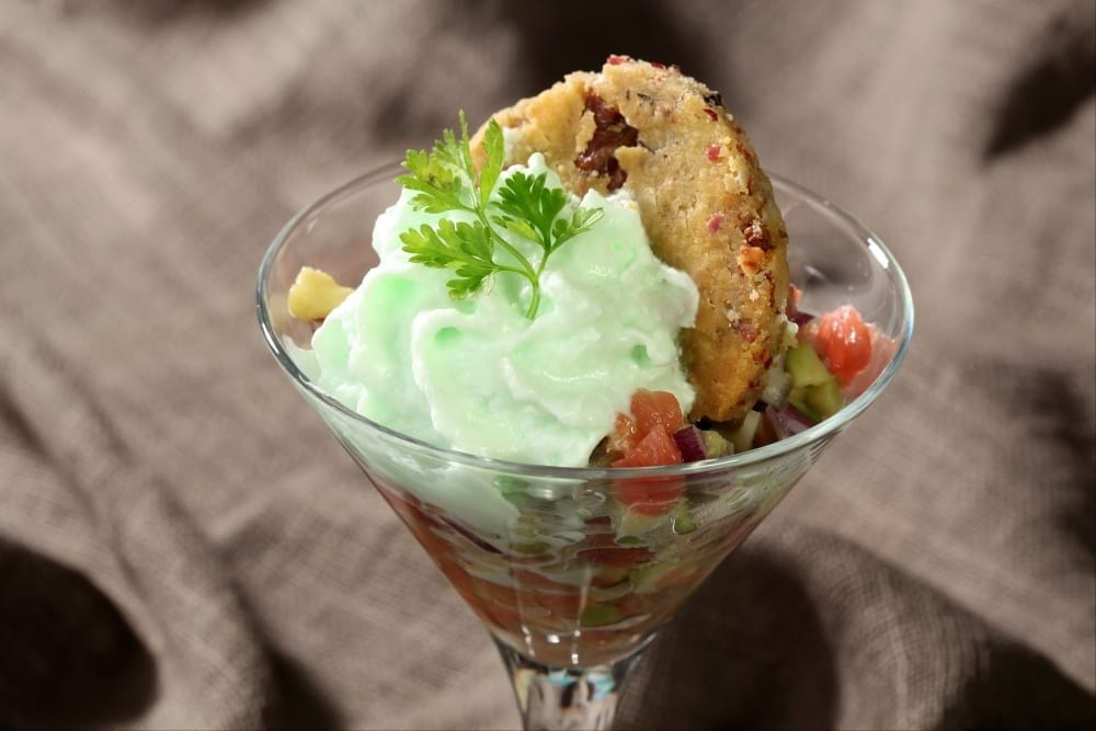 Riviera de saumon fumé, croquant aux noix et émulsion coriandre et citron vert