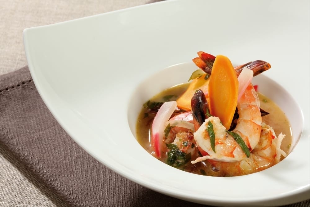 Nage de gambas, légumes croquants à l'estragon et piment d'Espelette