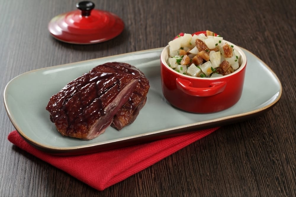 Filet de canette laqué au Floc de Gascogne rouge, cocotte de topinambours aux figues sèches