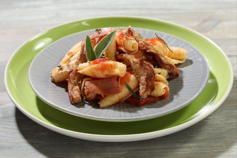 Penne all'arrabbiata, émincé de veau à la sauge et jambon de Parme