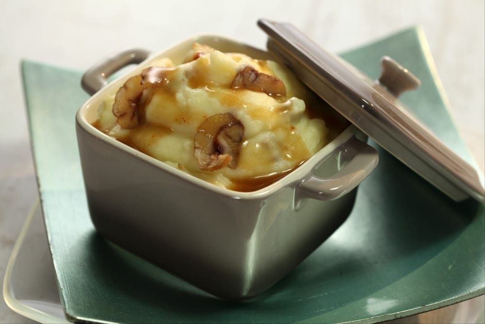 Purée de pommes de terre aux éclats de châtaignes, jus de volaille corsé