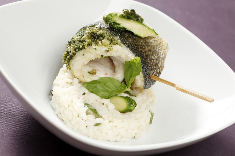 Filet de bar en vapeur de citronnelle, pistou et risotto aux asperges