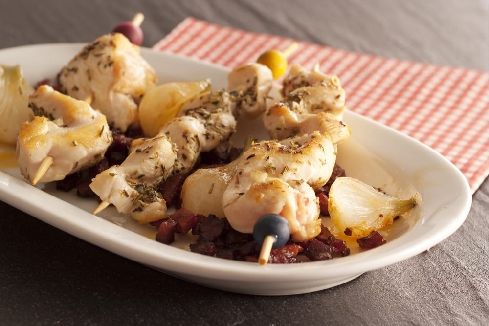 Pinchos de volaille marinées, petits oignons glacés au chorizo