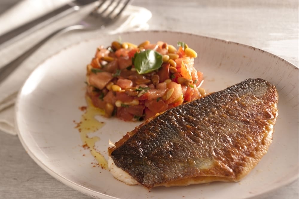 Filet de bar au basilic, tartare tomate-pastèque