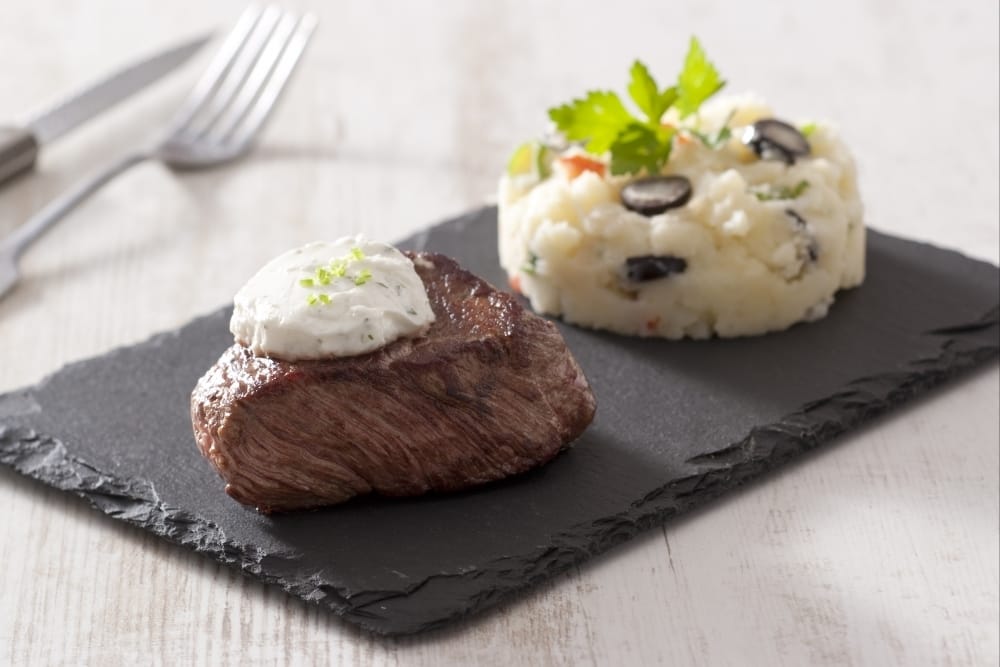Pavé de boeuf, chèvre façon beurre maître d'hôtel, écrasée de pommes de terre aux olives