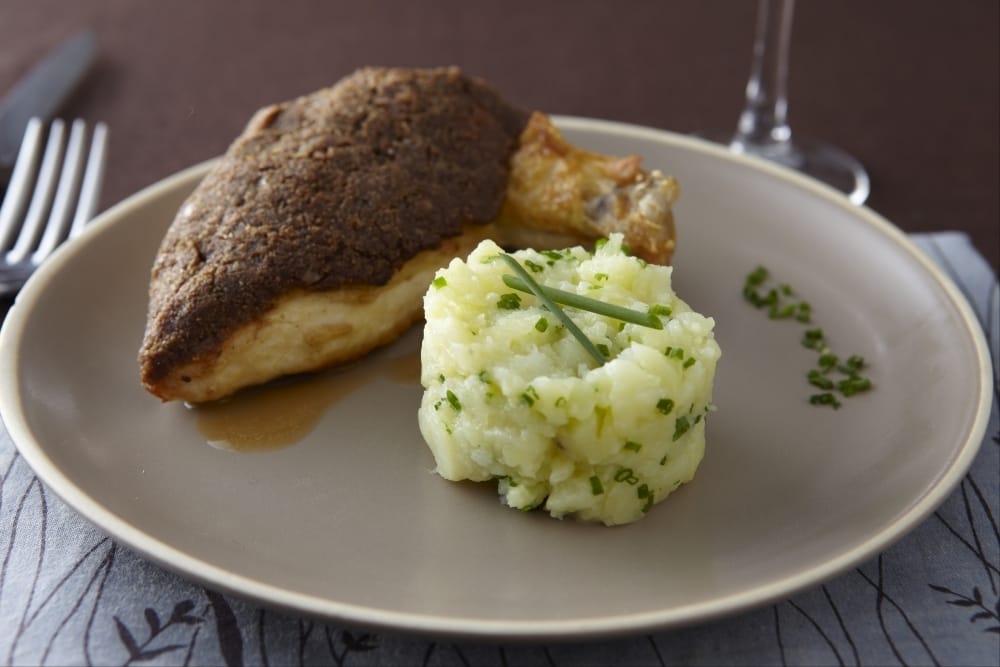 Suprême de volaille en croûte Cajun, écrasée de pommes de terre à la ciboulette