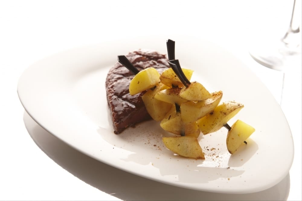 Filet de canette au miel citronné et brochettes de pommes de terre