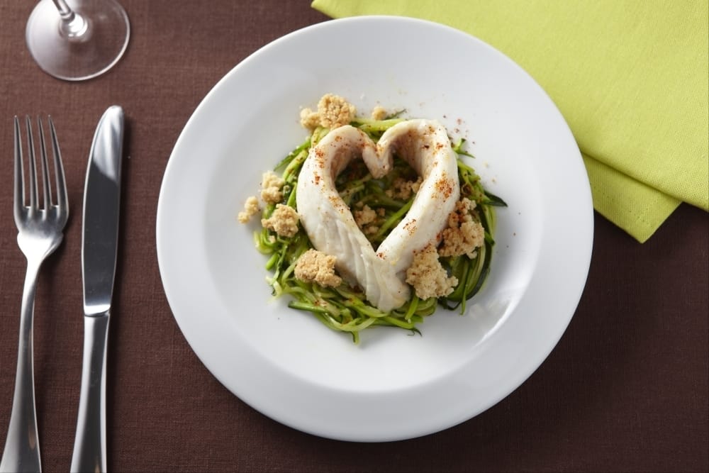 Coeur de daurade, courgettes et crumble de noisette