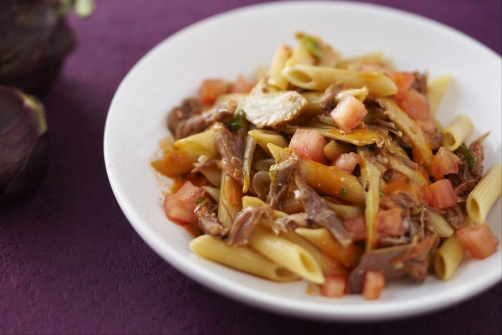 Pennette Rigate Integrale au pesto d'oignons doux, effiloché de canard aux artichauts et Pecorino