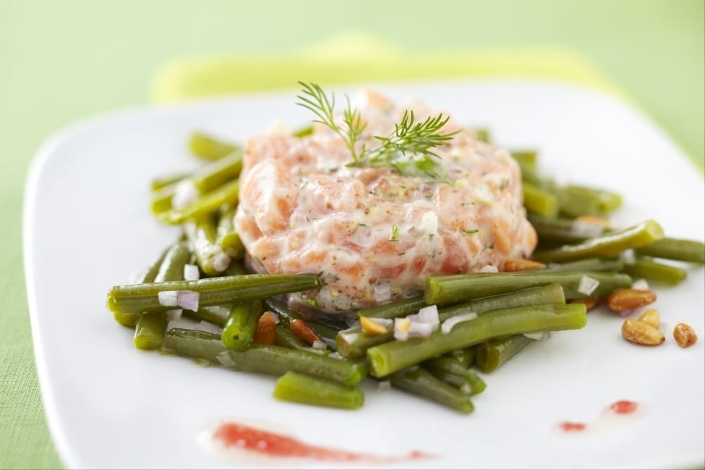 Tartare aux 2 saumons à la moutarde à l'ancienne, salade de haricots verts aux pignons de pin et vinaigre de framboise