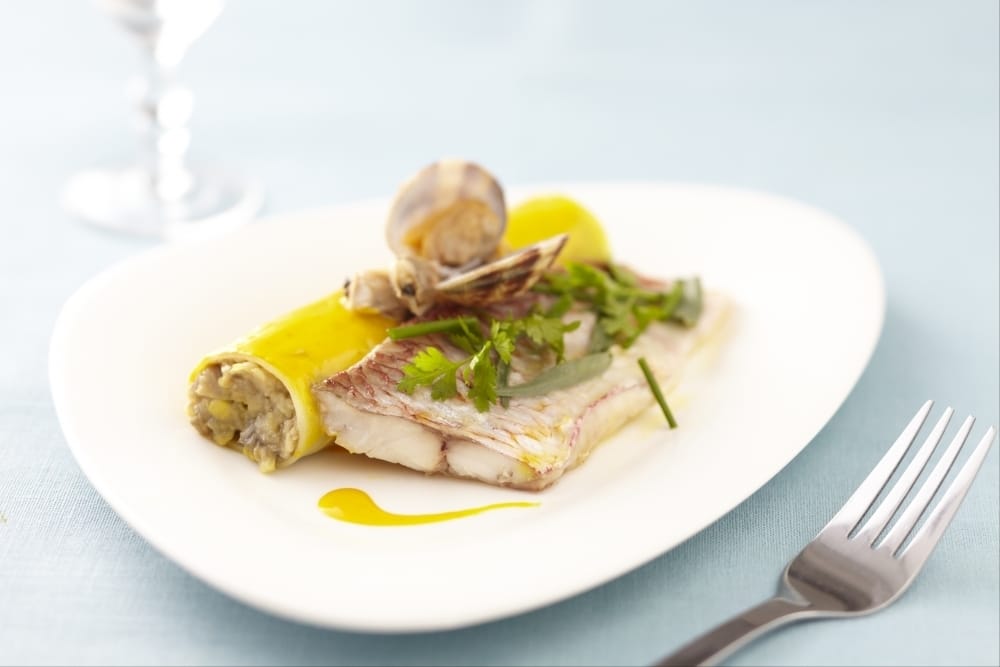 Filet de rouget rôti, palourdes au safran, cannelloni au caviar d'aubergines au citron confit