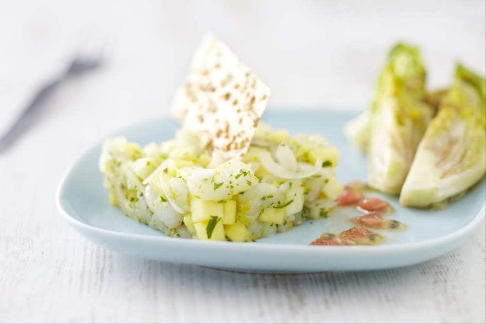 Tartare de cabillaud et sucrine, vinaigrette orange passion, tuile aux deux sésames