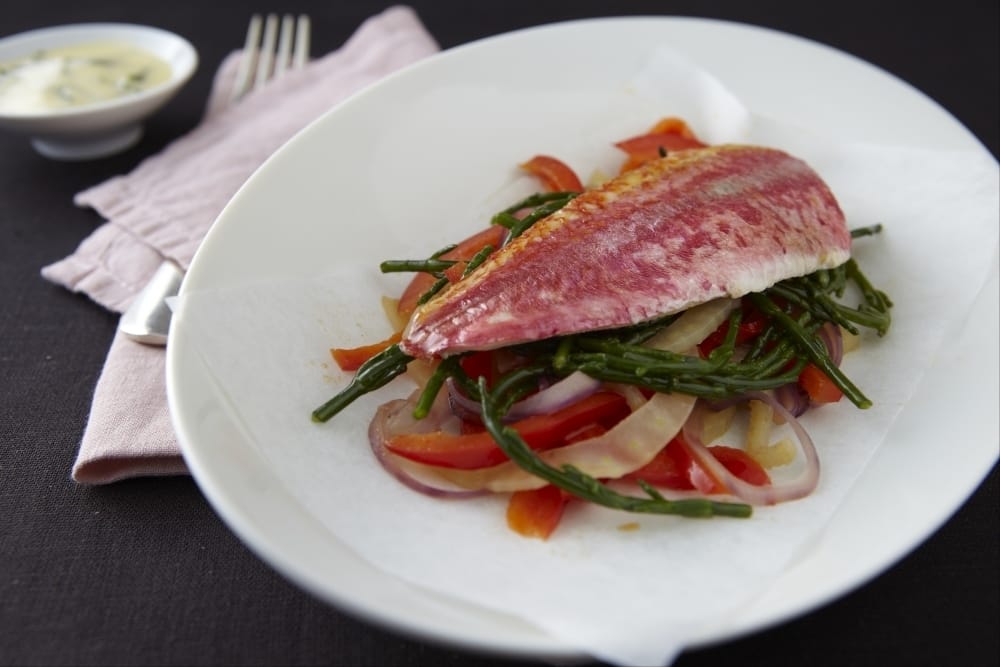 Papillote de rouget iodée à l'anis, beurre émulsionné à la salicorne