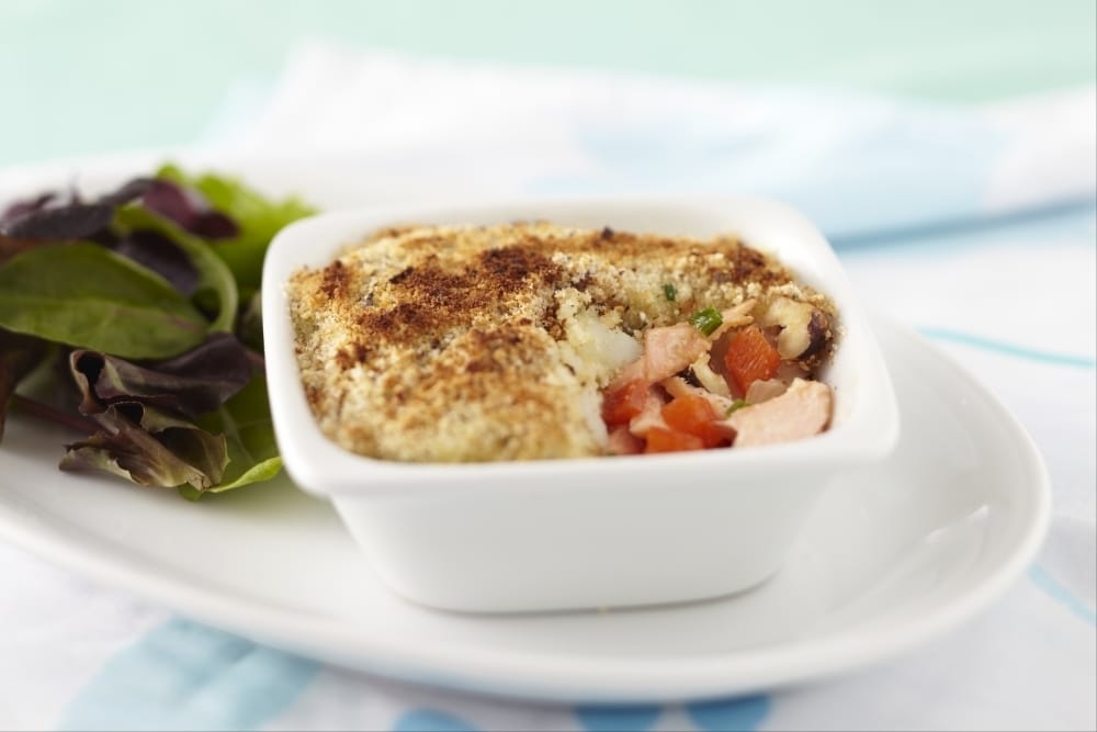 Parmentier de saumon à la noisette, jeunes pousses de salade