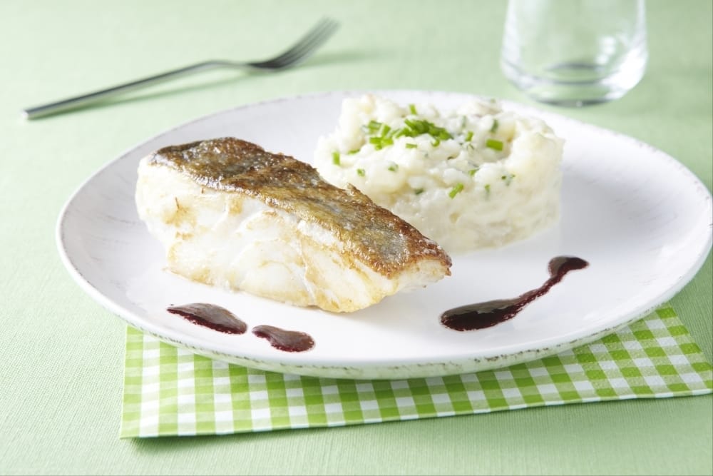 Dos de cabillaud rôti, écrasée de topinambours à la ciboulette et sauce au vin rouge