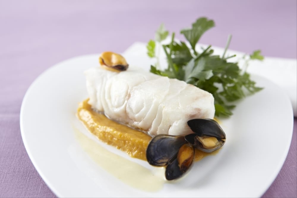 Dos de cabillaud en marinière, purée de carottes et patates douces au mélange d'épices, salade d'herbes
