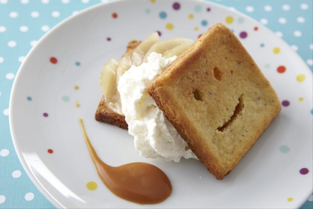 Sablés façon BN au caramel beurre salé, poire pochée à la vanille, chantilly minute