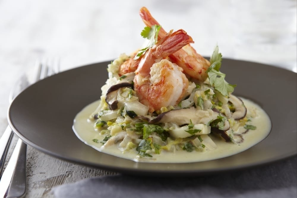 Curry vert de gambas au chou chinois, citron vert et herbes fraîches