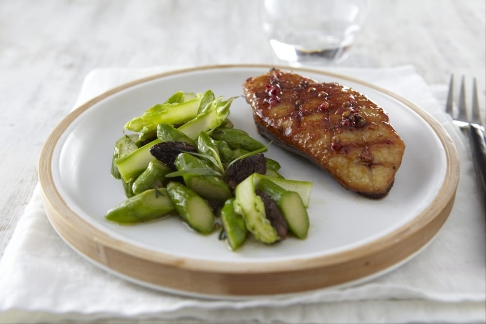 Magret de canard au miel poivré et grillé à la plancha, fricassée d'asperges et morilles