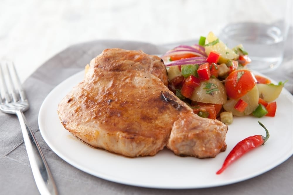 Côtes de porc au barbecue, salade de pommes de terre à la mexicaine